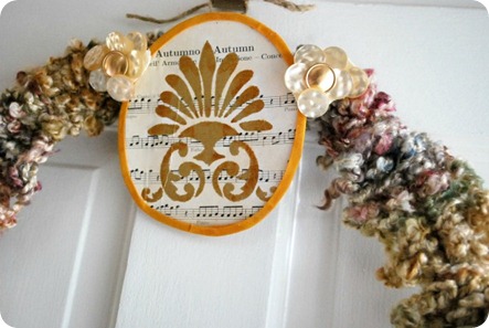 vintage_knitted_fall_wreath close up