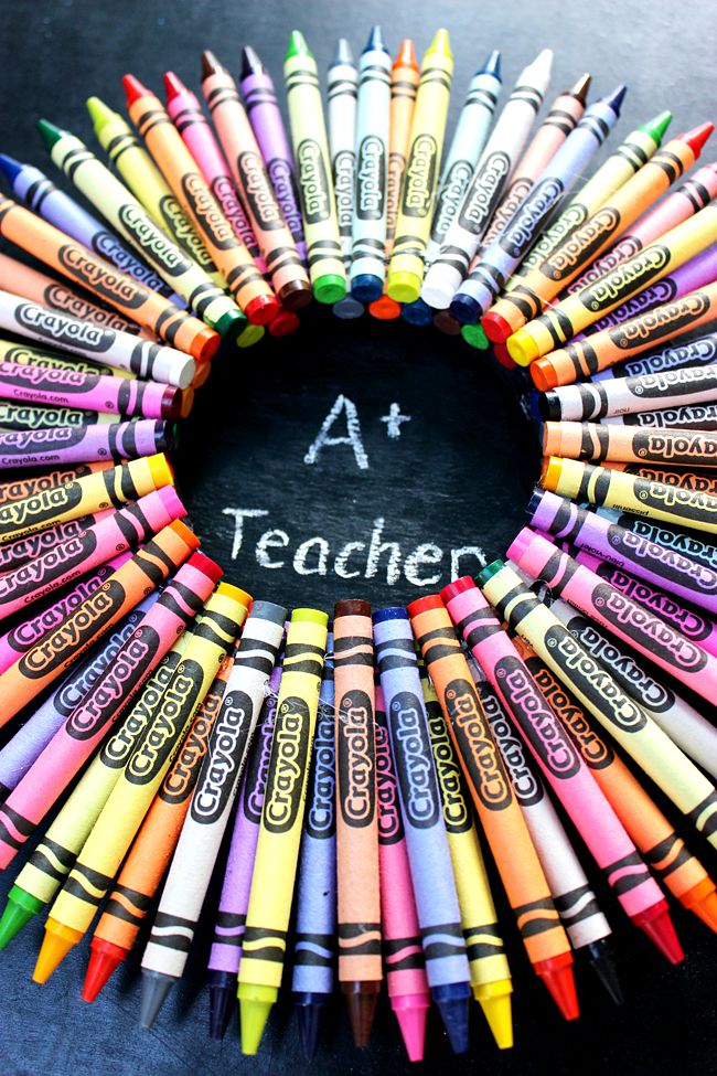 Teacher-Crayon-Wreath-Artzy Creations7