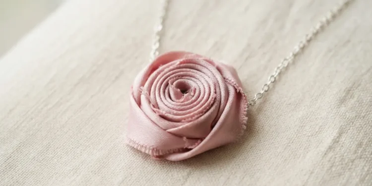 Rolled Flower Necklace Ideas